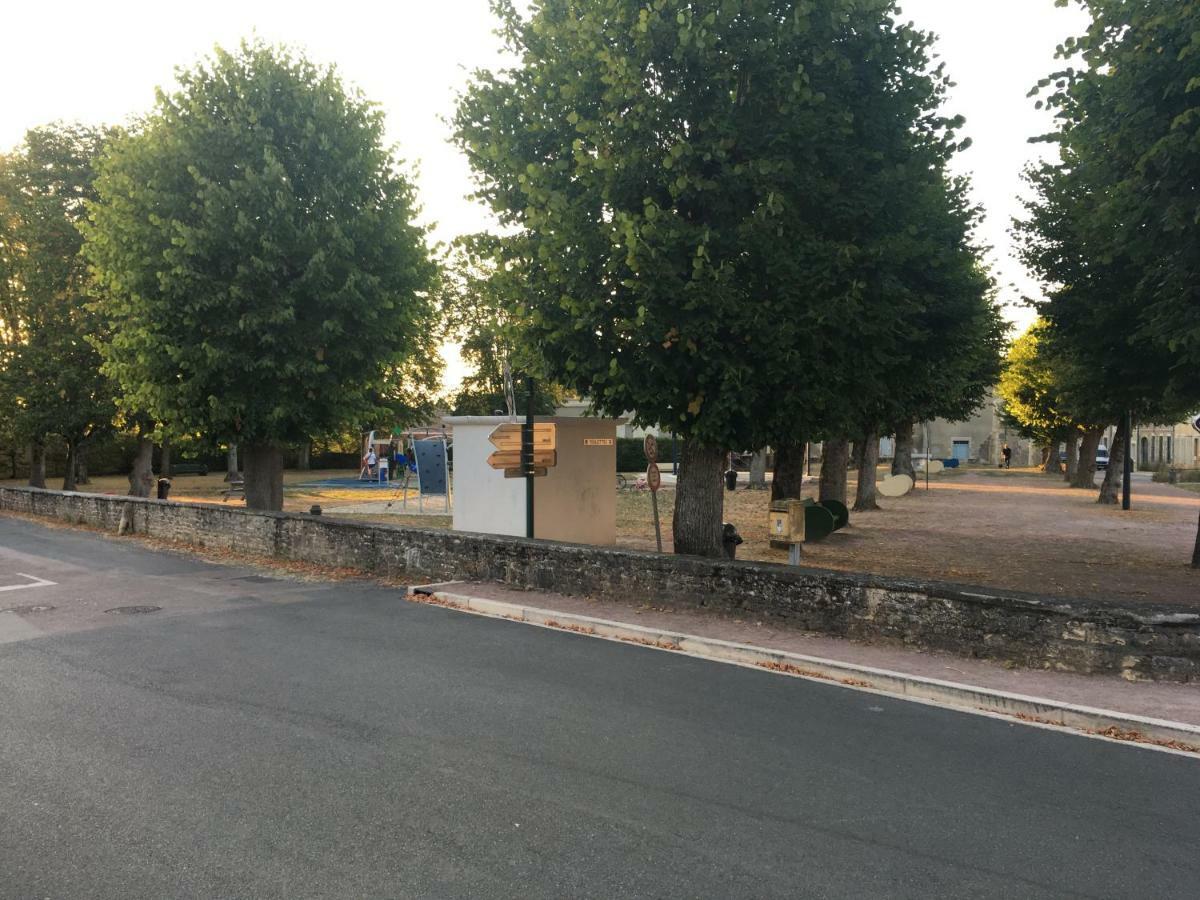 Charmant T2 Rdc Dans Residence Avec Parc Arbore Saint-Pierre-le-Moutier Luaran gambar