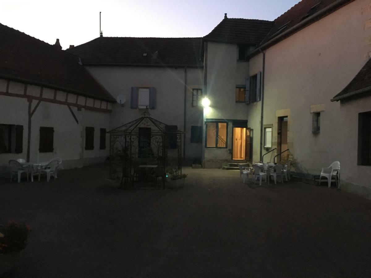 Charmant T2 Rdc Dans Residence Avec Parc Arbore Saint-Pierre-le-Moutier Luaran gambar