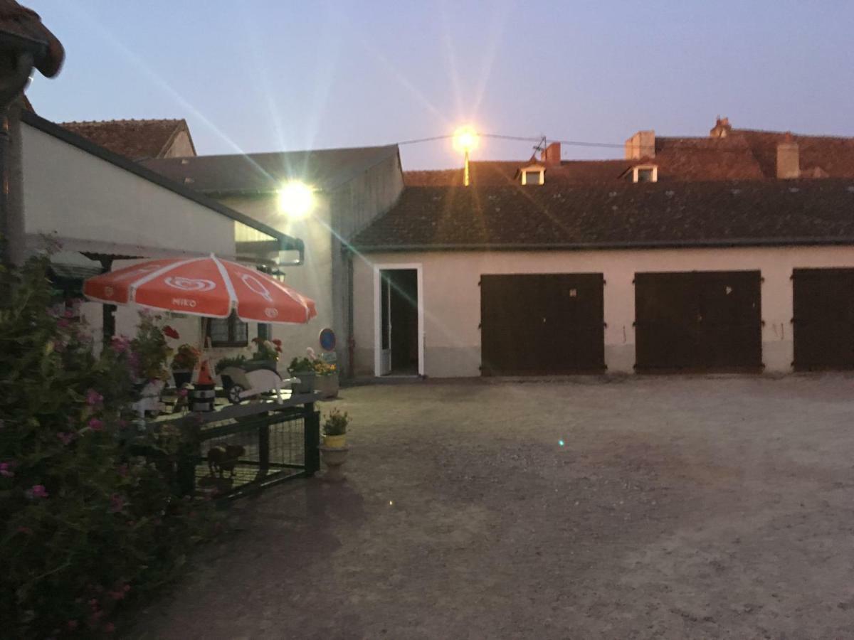 Charmant T2 Rdc Dans Residence Avec Parc Arbore Saint-Pierre-le-Moutier Luaran gambar